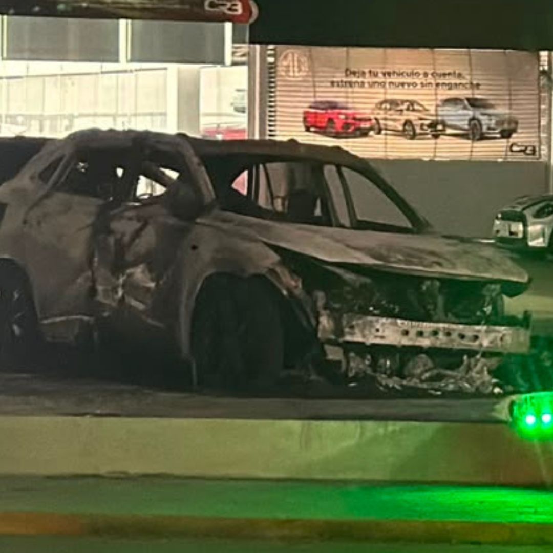 El incendio provocado en agencia de autos dejó cinco vehículos dañados